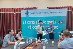 Ông Lê Minh Tân - Chủ tịch HĐQT trao quyết định bổ nhiệm Phó tổng giám đốc.