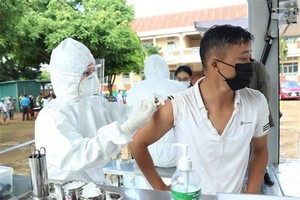 Người dân ở khu vực nguy cơ cao của buôn Tơng Ju, xã Ea Kao, thành phố Buôn Ma Thuột được tiêm vaccine phòng COVID-19. (Ảnh: Tuấn Anh/TTXVN).