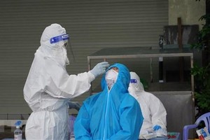 Nhân viên y tế lấy mẫu xét nghiệm cho người dân thành phố Vũng Tàu. (Ảnh: Ngọc Sơn/TTXVN).