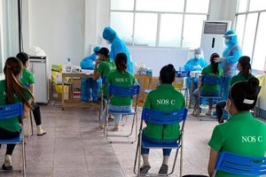 Người lao động tại Đồng Nai phải mặc đồng phục, tiêm ít nhất một mũi vaccine sau 14 ngày để đủ điều kiện đi làm.