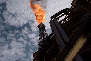 Sau khi OPEC+ quyết định vẫn giữ nguyên mức tăng sản lượng 400.000 thùng/ngày, giá dầu thô của Mỹ và dầu thô Brent lần lượt phá đỉnh. Ảnh: AFP.