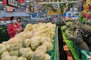 Siêu thị đảm bảo rau, củ quả tươi xanh phục vụ khách hàng. (Ảnh: Nguyễn Văn Trí/TTXVN).