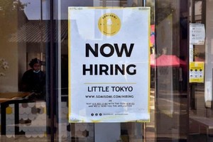Một cửa hàng kem tại Los Angeles, Mỹ dán thông báo biển tuyển nhân viên. Ảnh: AFP.
