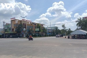 Vòng xoay Bắc Xuân An đã thông thoáng trở lại, các rào chắn được gỡ bỏ (Ảnh: Đoàn Sĩ).