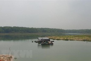 Nhà bè trên lòng hồ Dầu Tiếng tại ấp Hòa Lộc, xã Minh Hòa, huyện Dầu Tiếng, tỉnh Bình Dương. (Ảnh: Huyền Trang/TTXVN).