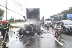 Lực lượng chữa cháy đã kịp thời dập tắt vụ cháy. (Ảnh: TTXVN phát).