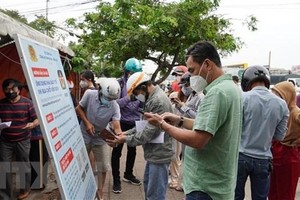 Người dân quét mã QR code tại ứng dụng PC-COVID. (Ảnh: Ngọc Sơn/TTXVN).