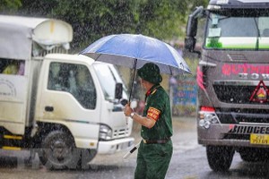 Lực lượng chức năng tại chốt kiểm soát ở Hòa Bình trước khi dừng hoạt động các chốt. (Ảnh: Trọng Đạt/TTXVN).