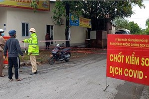 Một chốt kiểm soát dịch COVID-19 tại khu 1 thị trấn Hùng Sơn, huyện Lâm Thao. (Ảnh: Trung Kiên/TTXVN).