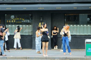 Các bạn trẻ TP.HCM dạo phố những ngày “ bình thường mới”