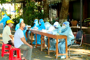 Vĩnh Long tăng cường tiêm vaccine và lấy mẫu xét nghiệm COVID-19.