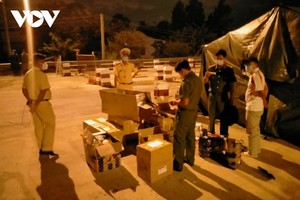 Lực lượng làm nhiệm vụ tại chốt kiểm dịch phát hiện phương tiện chở hàng hóa nhập lậu.