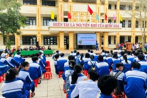 Ngày mai (1/11), học sinh tại thành phố Đông Hà tạm dừng đến trường, chuyển sang học trực tuyến.