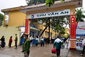 Học sinh trường Trung học phổ thông Chu Văn An thực hiện cách ly tại trường. (Ảnh: Thu Hằng/TTXVN)