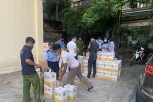 Lực lượng liên ngành kiểm tra hàng hóa. (Ảnh: PV/Vietnam+).