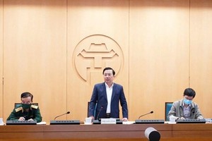 Ông Chử Xuân Dũng, Phó Chủ tịch Ủy ban nhân dân thành phố Hà Nội chỉ đạo về công tác phòng chống dịch bệnh. (Ảnh: PV/Vietnam+).