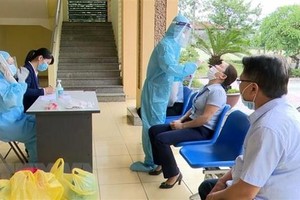 Thị xã Đông Triều tiến hành xét nghiệm tầm soát nhằm phát hiện sớm người mắc COVID-19. (Ảnh: Văn Đức/TTXVN).