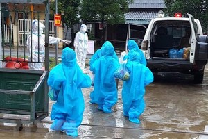 Học sinh dương tính với SARS-CoV-2 được các y bác sỹ đưa đi cách ly tập trung. Ảnh minh họa. (Ảnh: TTXVN phát).