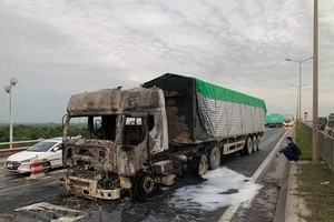 Phần đầu chiếc xe container bị thiêu trụi hoàn toàn. (Ảnh: TTXVN phát).