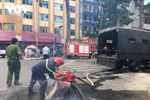 Lục lượng cảnh sát Phòng cháy chữa cháy và cứu nạn cứu hộ đã triển khai 8 đường vòi tích cực dập tắt đám cháy (ảnh: Tỷ Huỳnh).