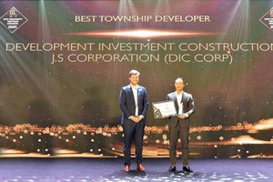 Đại diện Tập đoàn DIC đón nhận giải thưởng “Nhà phát triển đô thị xuất sắc nhất 2021” (Best Township Developer Vietnam 2021).