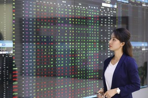 Trái phiếu doanh nghiệp chào bán riêng lẻ sẽ được đưa lên sàn chứng khoán, nhưng chỉ được giao dịch giữa các nhà đầu tư chứng khoán chuyên nghiệp