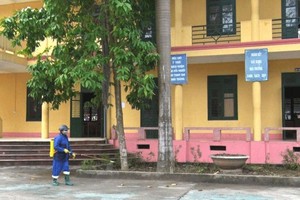 Lực lượng chức năng tiến hành phun khử khuẩn tại Trường THPT Lý Nam Đế (T.X Phổ Yên) (Ảnh: báo Thái Nguyên).