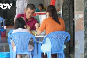 Người dân tại TP.HCM ăn uống tại một quán ăn phục vụ tại chỗ. Ảnh: Việt Hùng.