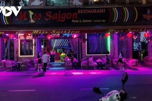 Một quán bar tại phố Bùi Viện, TP.HCM chuyển sang bán đồ uống, cơm trưa chờ ngày được hoạt động trở lại.