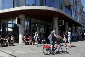 Người dân uống càphê tại một cửa hàng ở London, Anh ngày 1/6/2021. (Ảnh: THX/TTXVN).