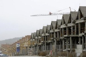 Dãy nhà ở đang được hoàn thiện bên trong khu đô thị Valdemoro, thành phố Madrid (Tây Ban Nha). Ảnh: AFP.