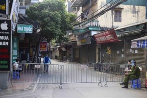 Hàng rào được dựng đầu ngõ 8, đường Lê Quang Đạo (Phú Đô, Nam Từ Liêm). (Ảnh: Tuấn Đức/TTXVN).