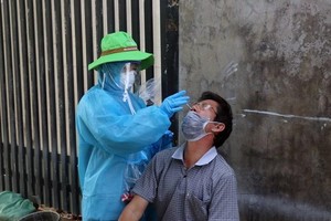 Lấy mẫu xét nghiệm sàng lọc virus SARS-CoV-2 trên địa bàn phường Vĩnh Lạc, thành phố Rạch Giá, tỉnh Kiên Giang. (Ảnh: Lê Huy Hải/TTXVN).