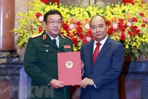 Chủ tịch nước Nguyễn Xuân Phúc trao quyết định thăng quân hàm Thượng tướng cho Thứ trưởng Bộ Quốc phòng Phạm Hoài Nam. (Ảnh: Thống Nhất/TTXVN).