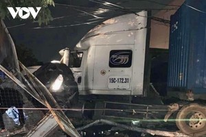 Xe Container đâm ô tô con đỗ bên đường khiến 2 người tử vong (Ảnh: Ban ATGT Quốc gia).