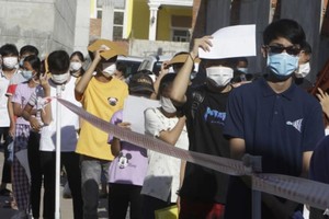 Người dân xếp hàng tiêm chủng tại Campuchia. Ảnh: AP.