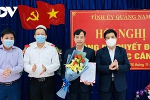 Ông Lê Văn Dũng (ngoài cùng bên phải), Phó Bí thư Thường trực Tỉnh ủy Quảng Nam trao Quyết định cho ông Quảng Văn Ngọc.