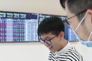 Dòng tiền tiếp tục chảy mạnh vào thị trường giúp chỉ số VN-Index lập kỷ lục mới.