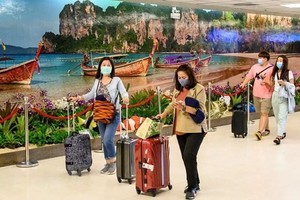 Khách du lịch tại sân bay Phuket, Thái Lan. (Ảnh: AFP/TTXVN).