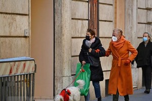 Người dân đeo khẩu trang phòng dịch COVID-19 tại Rome, Italy, ngày 30/11/2021. (Ảnh: THX/TTXVN).