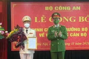 Thứ trưởng Nguyễn Duy Ngọc trao quyết định và chúc mừng Đại tá Tráng A Tủa, tân Cục trưởng Cục Xây dựng phong trào bảo vệ An ninh Tổ quốc..