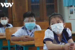 Học sinh lớp 1 tại trường Tiểu học Thạnh An đi học ngày 20/10 (Ảnh Vũ Hường).