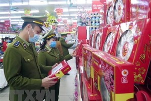 Lực lượng quản lý thị trường kiểm tra hàng hóa. (Ảnh: Trần Trang/TTXVN).