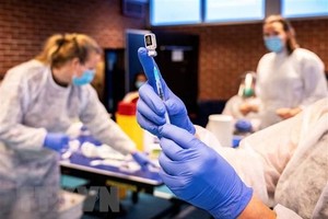 Nhân viên y tế chuẩn bị tiêm vaccine phòng COVID-19 cho người dân tại Drammen, Na Uy ngày 21/1/2021. (Ảnh: AFP/TTXVN).