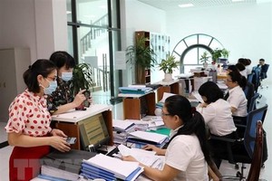 Khách hàng giao dịch tại Kho bạc Nhà nước quận Tây Hồ (Hà Nội). (Ảnh minh họa: Phạm Hậu/TTXVN).