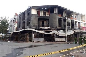 Lửa thiêu rụi 4 căn nhà trong đêm. (Ảnh: TTXVN phát).