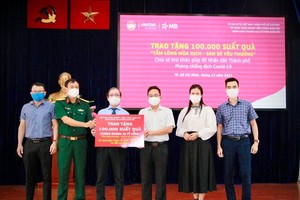MB cùng Viettel trao tặng 100.000 suất quà đến các gia đình có hoàn cảnh khó khăn tại 22 quận, huyện trên địa bàn TP.HCM.