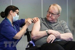 Nhân viên y tế tiêm vaccine phòng COVID-19 cho người dân tại Oslo, Na Uy ngày 27/12/2020. (Ảnh: AFP/TTXVN).