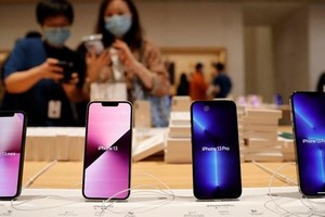 Apple đang tìm cách khắc phục lỗi cuộc gọi tự động bị ngắt trên iPhone 12 và iPhone 13. (Ảnh: Reuters).