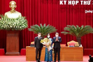 Tân Phó Chủ tịch HĐND tỉnh Quảng Ninh Vi Ngọc Bích nhận hoa chúc mừng từ Thường trực HĐND tỉnh Quảng Ninh.